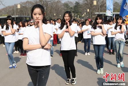 女子抢民警配枪？官方通报